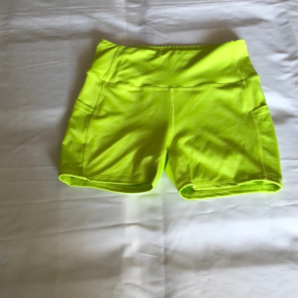 Women’s size large Daisy Fuentes fit neon yellow spandex shorts w/ side pockets - Picture 1 of 8
